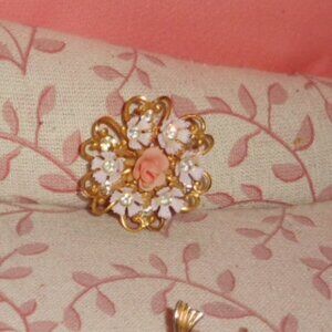 1.25" LOVELY FEMININE FLORAL ON GOLD TONE BROOCH PIN-SIMPLE ELEGANCE
